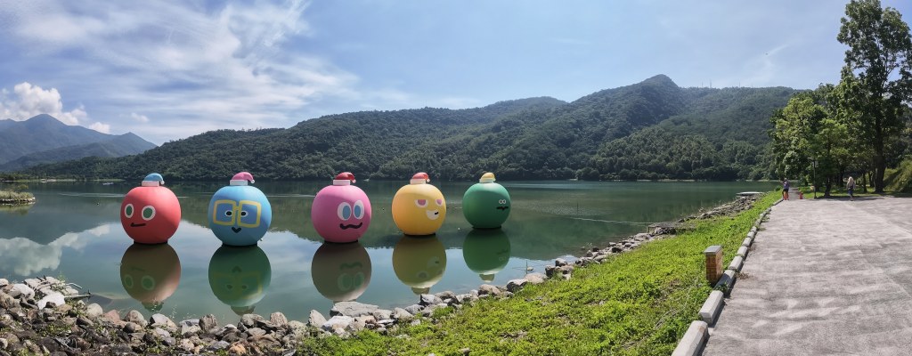 萌帽五球漂浮鯉魚潭全景倒影