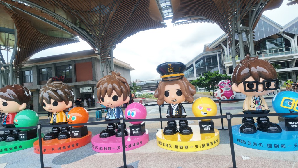 五公仔列隊花蓮車站前迎賓合照